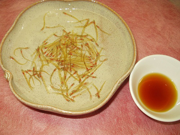 Có thể nói, Shirouo no odorigui là một trong những món ăn đặc biệt của ẩm thực Nhật Bản. Nhiều người cảm thấy thích thú với trải nghiệm mới lạ, đồ nhắm biết “múa” trong miệng. (Ảnh: Blogspot)