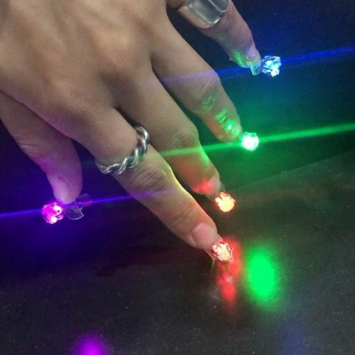 Kỹ thuật viên làm nail nổi tiếng ở Hàn Quốc Park Eunkyung đang gây sốt diễn đàn mạng Instagram khi mở đầu xu hướng làm nail đèn Led nhiều màu lấp lánh độc nhất vô nhị.