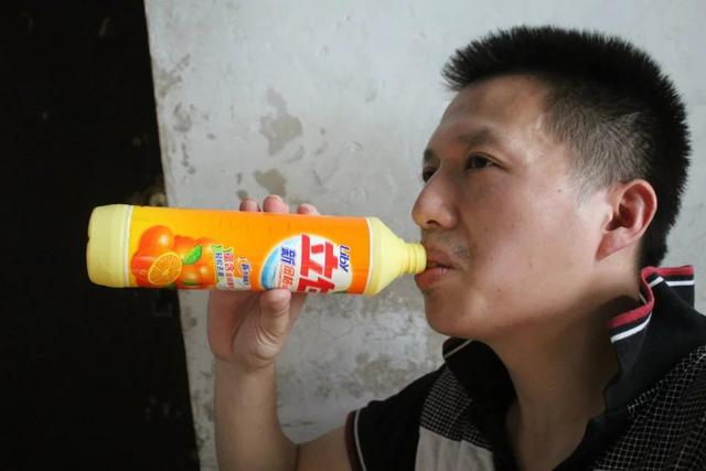 Anh Zhang đã đi khám tại nhiều bệnh viện nhưng chẳng có vấn đề gì với cơ thể cả. Sự thay đổi về hormone và thiếu hụt các chất trong cơ thể thường được cho là nguyên nhân dẫn đến việc thèm ăn.