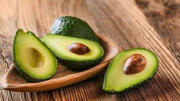 Quả bơ: Giàu chất béo thực vật, ít đường, bơ rất tốt cho dạ dày, ruột, bảo vệ chức năng sinh lý của hệ thống tim mạch và gan. Vì vậy, đây là loại quả rất thích hợp cho trẻ em và người già, nhưng chỉ nên ăn một quả mỗi ngày.