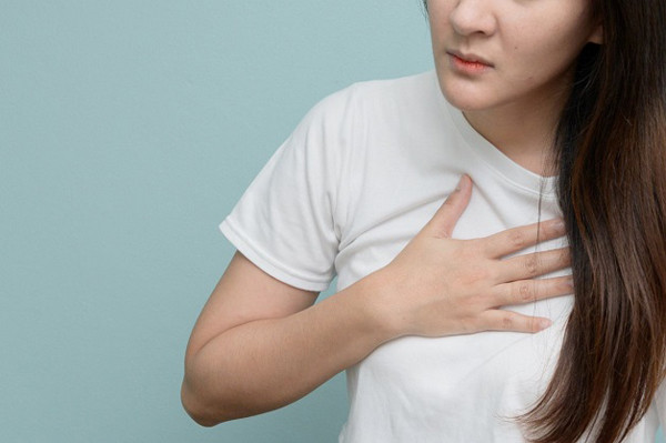 Thứ hai, khi ngủ có cảm giác đau tức ngực, đuối sức thì bạn nên cảnh giác với bệnh tim. Đặc biệt thận trọng tại thời điểm mới thức dậy. Rất nhiều trường hợp nguy kịch, thậm chí đột tử vì các vấn đề tim mạch thời gian này.