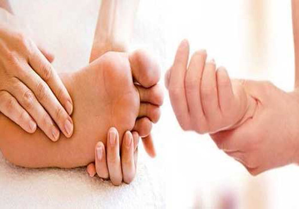 Đầu tiên, nếu khi ngủ hay xảy ra hiện tượng tê bì tay chân, chuột rút, đau nhức thì nên đi kiểm tra càng sớm càng tốt.