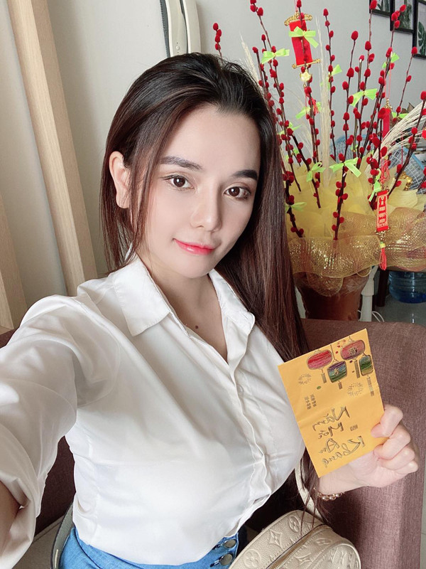 Bên cạnh kiểu áo chật toàn thân, không ít chị em muối mặt bởi lộ ngực qua khe hở của áo sơ mi. Để khắc phục, bạn gái nên mua cúc bấm hoặc khâu chỗ bị lộ ra. Cách nhanh nhất là dùng băng dính hai mặt, dính phần viền áo bị lộ ra lại với nhau.