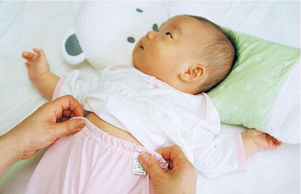 Mùa đông thời tiết khắc nghiệt, phụ huynh nên chú trọng quần áo dài tay, dày dặn để giữ nhiệt. Trong khi đó, nên chọn quần đùi, áo cộc tay cho trẻ vào mùa hè.