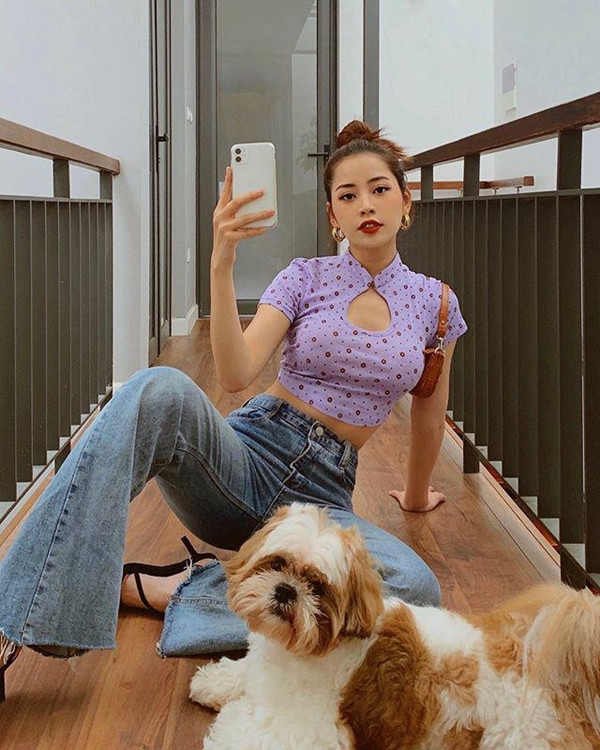 Là một trong những mỹ nhân Vbiz dẫn đầu xu hướng diện trang phục cut-out ngực, Chi Pu chọn chiếc áo crop top cổ sườn xám khoét ngực phủ sắc tím. Cô mix cùng quần jeans ống loe và sandals cao gót.