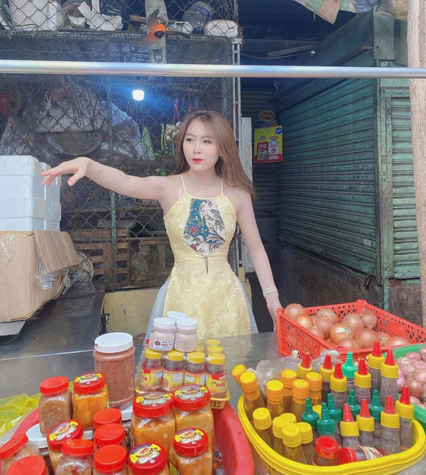 Người quan tâm cho rằng cô đang ăn mặc quá đà, “làm màu, diễn sâu” trong trang phục áo yếm kết hợp với váy ngắn. Bối cảnh bán rau vỉa hè cũng được cho là không phù hợp.