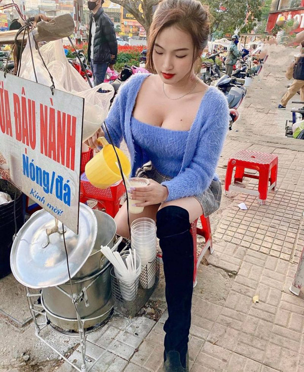 Mới đây, hình ảnh cô gái mặc trang phục gợi cảm bán sữa đậu nành tại Đà Lạt gây chú ý cộng đồng mạng.