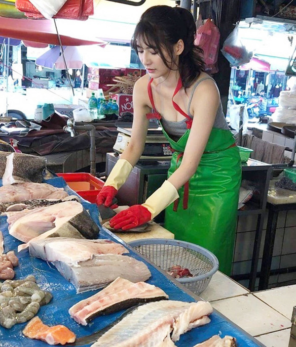 Ăn mặc sexy, tay dao tay thớt, cô nàng này khiến dân tình đổ dồn sự chú ý.