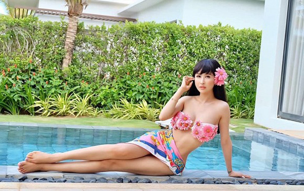 Ngoài những bộ cánh hàng hiệu, Mina Phạm còn khiến người quan tâm không khỏi xuýt xoa khi thả dáng quyến rũ trong bộ áo tắm tự thiết kế độc đáo.
