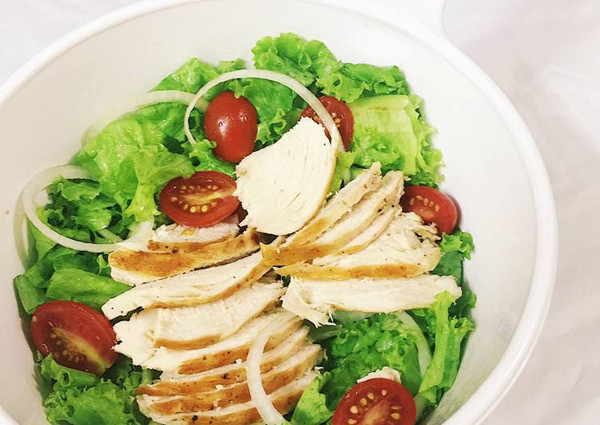 Tạp chí Nutrition & Metabolism cũng chỉ ra rằng, chế độ ăn giàu protein không chỉ tăng cảm giác no mà còn giảm hàm lượng chất béo, giúp duy trì cơ bắp cần thiết. Do vậy, bạn nên bổ sung trứng, ức gà, gà tây, đậu phụ và các loại hạt vào salad.