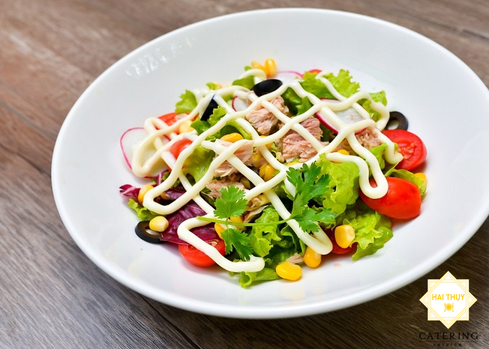 Không bổ sung đủ chất xơ. Mục đích dùng salad để giảm cân là tận dụng lượng dinh dưỡng, chất chống oxy hóa cùng chất xơ dồi dào. Nếu salad chủ yếu các thành phần khác như thịt thì không thể đảm bảo mục đích ban đầu.