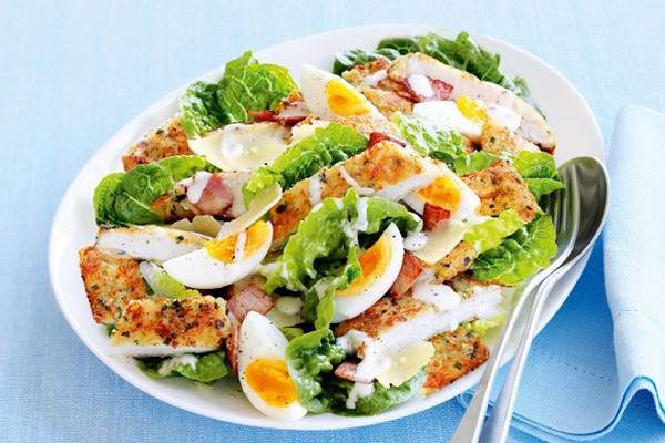 Tăng cường lớp phủ. Đối với 1 số người, lớp bánh mì, pho mát, trái cây, thịt xông khói... phủ trên đĩa salad là hấp dẫn nhất nên không ngại cho nhiều. Burak cho rằng chúng không có lợi cho mục đích giảm cân. Thay vào đó, nên dụng các loại hạt như hạt điều, việt quất hay mâm xôi món salad sẽ hoàn hảo hơn.