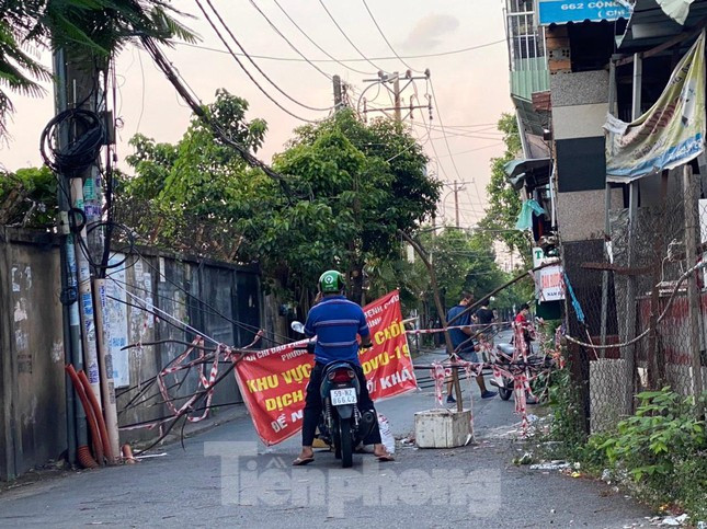 Muôn kiểu giăng dây chống dịch trước các con hẻm ở Sài Gòn.