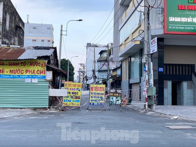 Người dân dùng mọi thứ vật liệu để ngăn người lạ vào hẻm.