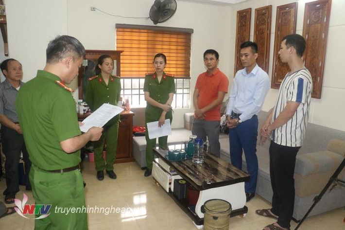 Lừa 200 người lấy 20 tỷ đồng: Ngày 19/3/2021, Công an TP Vinh bắt giữ hai đối tượng trong đường dây lừa đảo xin việc làm. Các đối tượng trong đường dây này đã chiếm đoạt số tiền khoảng 20 tỷ đồng của hơn 200 nạn nhân. Hai đối tượng bị bắt gồm Trần Văn Quân (SN 1987), trú tại TP Vinh và Trần Anh Tuấn (SN 1984), trú tại huyện Nghi Xuân, tỉnh Hà Tĩnh. Hiện vụ việc đang được Công an TP Vinh tiếp tục điều tra mở rộng. (Ảnh: TH Nghệ An)