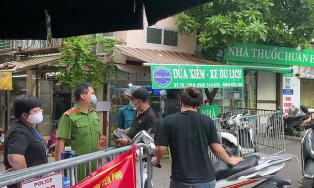 Trước đó, chiều ngày 28/7 tổ công tác làm nhiệm vụ chốt phòng chống COVID-19 tại đầu ngõ 108 Nghi Tàm (phường Yên Phụ, Tây Hồ, Hà Nội), thì cặp vợ chồng Đăng Kim H. và Nguyễn Văn N. đi xe máy đòi qua chốt nhưng không xuất trình đủ các điều kiện theo quy định. Hai người này còn có hành vi lao vào gây rối, xô đẩy và đánh công an và livestream lên mạng thách thức.