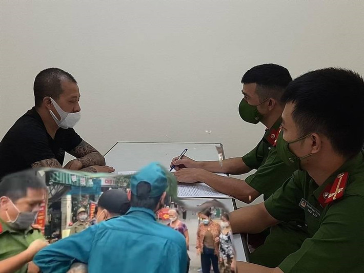 Cặp vợ chồng gây rối đòi "thông chốt" kiểm dịch, livestream thách thức: Chiều 29/7, UBND phường Yên Phụ (Tây Hồ, Hà Nội) đã xử phạt 6 triệu đồng đối với cặp vợ chồng gây rối tại chốt kiểm soát dịch trên địa bàn. Ngoài ra, hồ sơ vụ việc được chuyển lên Công an quận thụ lý điều tra về hành vi Gây rối trật tự công cộng và Chống người thi hành công vụ.