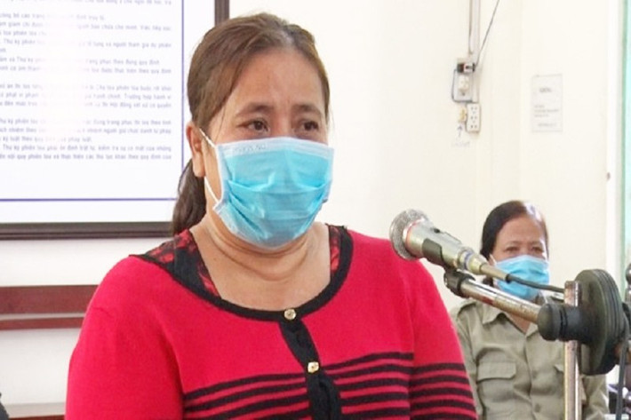 Chồng bị phạt do phạm phòng chống dịch, vợ lăng mạ tấn công công an: Ngày 17/8, TAND huyện Phú Tân, tỉnh An Giang tuyên phạt Trần Thị Tuyền (42 tuổi, ngụ ấp Hòa Hưng 1, xã Hòa Lạc, huyện Phú Tân) bảy tháng tù về tội chống người thi hành công vụ.