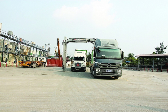 Qua lựa chọn soi chiếu trước các lô hàng quá cảnh qua địa bàn TP HCM, Cục quản lý rủi ro (QLRR) và Cục Hải quan TP HCM đã phát hiện 37 container vi phạm. Trong đó có lô hàng có nhiều hàng không khai báo và nhiều kiện hàng có địa chỉ, tên người nhận tại Việt Nam gồm 377 mục hàng khai sai về lượng; 192 mục hàng không khai báo (không có giấy phép theo quy định, không có giấy chứng nhận kiểm dịch) như quần áo, túi xách, đồ điện tử, đồ gia dụng, thiết bị âm thanh… đều đã qua sử dụng và sữa bột các loại.