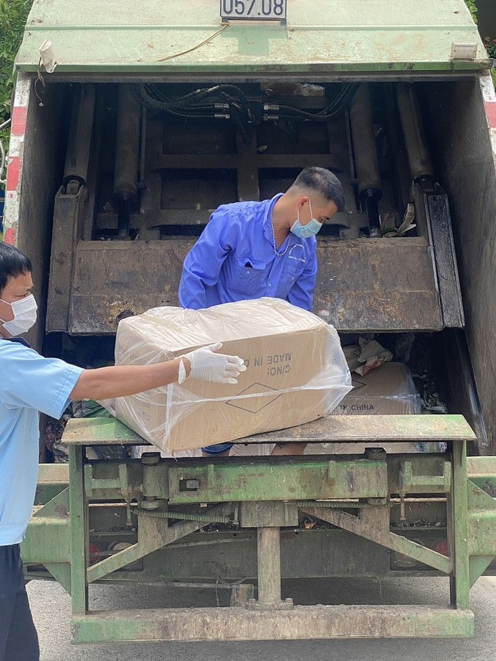 Trưa 5/8, qua công tác kiểm soát, giám sát địa bàn tại khu vực cổng kiểm soát B2 thuộc xã Tân Thanh, huyện Văn Lãng, tỉnh Lạng Sơn, Chi cục Hải quan Tân Thanh phát hiện và bắt giữ xe ô tô chở rác BKS 12C- 057.08 chở hàng lậu.Qua kiểm tra, phát hiện các thùng hàng trên xe rác này có chứa 6.500 cái gọng để lắp kính chống giọt bắn, 200 cái kính chống giọt bắn và 95 kg màng kính với trị giá trên 20 triệu đồng. Tất cả số hàng hóa còn mới, không rõ nguồn gốc, xuất xứ.