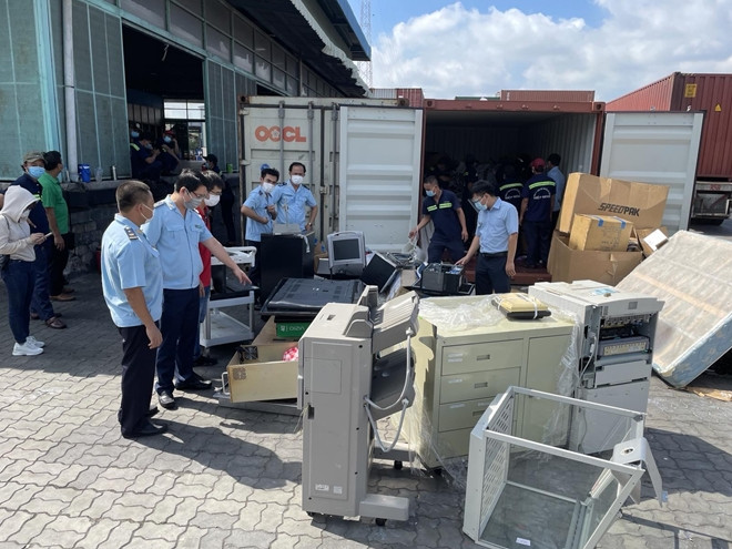 Sáng 15/7 Đội Giám sát và Kiểm soát Hải quan thuộc Chi cục Hải quan cửa khẩu cảng Sài Gòn khu vực 1 phát hiện một container hàng hóa có dấu hiệu vi phạm pháp luật. Chi cục bước đầu xác định trong container chứa 45 mặt hàng là ti vi, bếp ga, máy tính để bàn, lò vi sóng, máy trộn, điện thoại cố định... tất cả đều đã qua sử dụng, cũ kĩ, bị bể nát được nhập khẩu từ Mỹ thuộc danh mục hàng cấm nhập khẩu, không đúng với hàng hóa ghi trên vận đơn.