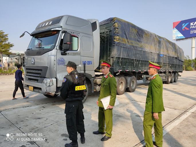 Ngày 13/1, tại trạm dừng nghỉ dịch vụ V52 Hải Dương, Km52, cao tốc Hải Phòng - Hà Nội, thuộc địa phận huyện Gia Lộc, tỉnh Hải Dương, lực lượng Cảnh sát kinh tế đã tiến hành kiểm tra và bắt giữ 14 xe container kéo rơ-moóc và phát hiện khoảng 300 tấn hàng hóa gồm các mặt hàng tiêu dùng (giày dép, quần áo, đồ điện tử, phụ tùng ôtô…) không có hóa đơn chứng từ chứng minh nguồn gốc, xuất xứ. Được biết số hàng hóa trên vận chuyển từ Quảng Ninh về Hà Nội để tiêu thụ.