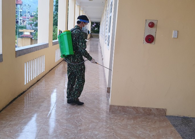 Công tác phun khử khuẩn, phân luồng, phân khu cách ly, bố trí cán bộ thường trực, sắp xếp nơi ăn ở, cung cấp nhu yếu phẩm thiết yếu phục vụ sinh hoạt cho công dân được đảm bảo theo đúng quy định.