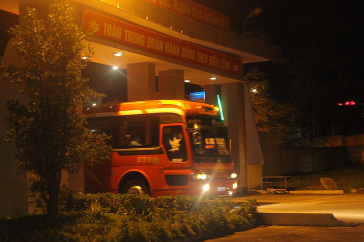 Xe đón các công dân về từ Singapore, Hàn Quốc về cách ly tập trung tại Trung đoàn 244 (Bộ CHQS tỉnh Quảng Ninh).