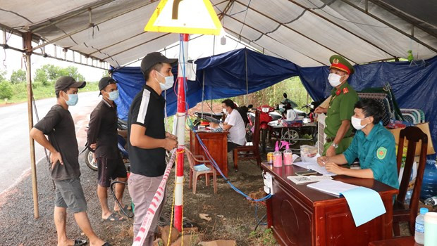 Bình Phước phát hiện 14 vụ nhập cảnh trái phép: Theo UBND tỉnh Bình Phước, từ đầu năm đến nay, các lực lượng chức năng đã phát hiện 14 vụ nhập cảnh trái phép trên địa bàn. Trong 14 vụ có 72 đối tượng là người Trung Quốc nhập cảnh trái phép, di chuyển từ các tỉnh biên giới phía Bắc vào Bình Phước với ý định vượt biên sang Campuchia.