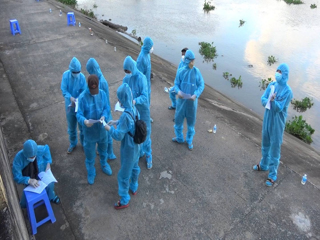 Đồng Tháp phát hiện hàng chục người nhập cảnh trái phép trong đêm: Ngày 7/7/2021, Tổ công tác của Đồn Biên phòng Bình Thạnh đang thực hiện nhiệm vụ phòng, chống dịch COVID-19 thì phát hiện 10 người nhập cảnh trái phép từ Campuchia vào Việt Nam, tại khu vực kênh Mộc Rá (ấp Tân Hòa, xã Tân Hội, TP Hồng Ngự, Đồng Tháp). (Ảnh: VTV)