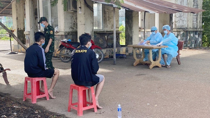 Nhiều vụ nhập cảnh trái phép qua biên giới tỉnh Tây Ninh: Ngày 8/8, Bộ đội biên phòng Tây Ninh cho biết đã phối hợp với lực lượng Đồn biên phòng cửa khẩu quốc tế (CKQT) Mộc Bài và lực lượng làm nhiệm vụ trên tuyến biên giới phát hiện, ngăn chặn 3 vụ nhập cảnh trái phép từ Campuchia về Việt Nam.