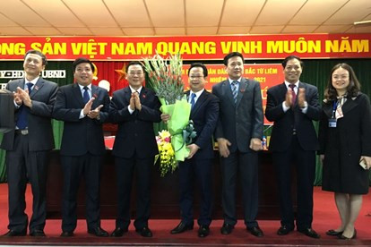 Từ tháng 3/2014 đến tháng 2/2016, ông làm Phó chủ tịch UBND quận Bắc Từ Liêm. (Ảnh: Ông Cương ôm hoa)