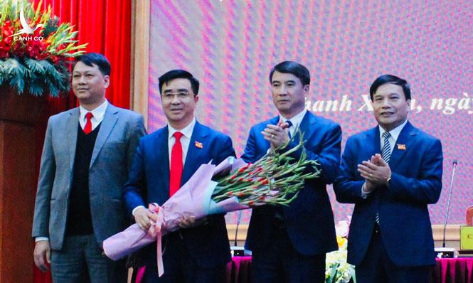 Chủ tịch UBND quận Thanh Xuân 2021-2026 - ông Võ Đăng Dũng. (cầm hoa)