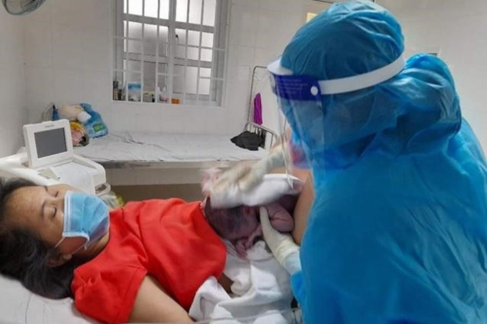 Sản phụ D. đã sinh một bé trai nặng 3,3kg. Hiện, mẹ con sản phụ đang được theo dõi và chăm sóc hậu sản tại khu điều trị cách ly bệnh nhân COVID-19.Theo bệnh viện, sản phụ D. được xác định mắc COVID-19 sau khi trở về từ tỉnh Đồng Nai. Ngày 13/7, bệnh nhân này được nhập viện, điều trị.