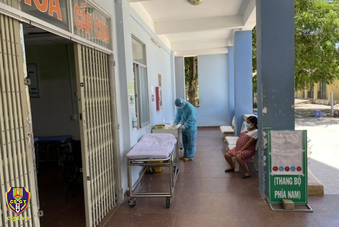 Ngay lập tức, tổ công tác đã cử hai đồng chí đ/c Nguyễn Tấn Hà và Nguyễn Đức Tam dùng xe ô tô đặc chủng chở người phụ nữ và gia đình đi cấp cứu kịp thời tại BV Đặng Thuỳ Trâm (thị xã Đức Phổ). Tuy nhiên 2 vợ chồng này đều dương tính COVID-19 nên ngay sau đó 2 chiến sĩ CSGT phải đi cách ly.