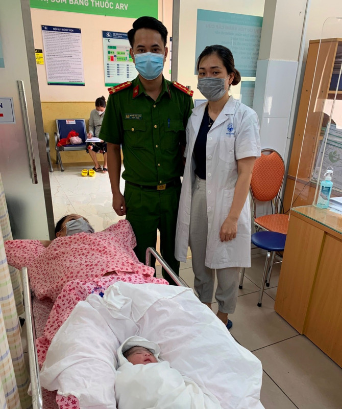 Em bé sinh giữa mùa dịch được đặt tên là "Công An": Khoảng 8h sáng 31/7, trong khi đang làm nhiệm vụ tại chốt kiểm soát phòng chống dịch COVID- 19 trên địa bàn phường Xuân Tảo (quận Bắc Từ Liêm, Hà Nội), Thiếu tá Nguyễn Văn Lộng và Đại úy Nguyễn Đình Chiểu, Công an phường Xuân Tảo bất ngờ được nữ nhân viên của một phòng khám sản khoa gần đó chạy đến “cầu cứu”.