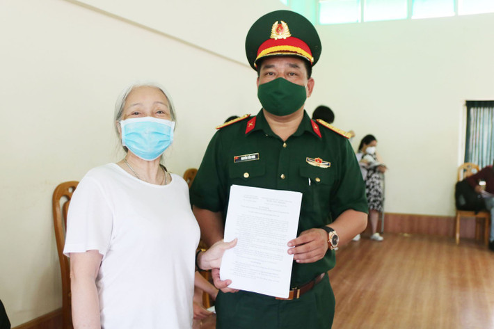 Đại diện chỉ huy Trung đoàn 244 trao giấy chứng nhận hoàn thành thời gian cách ly cho công dân.