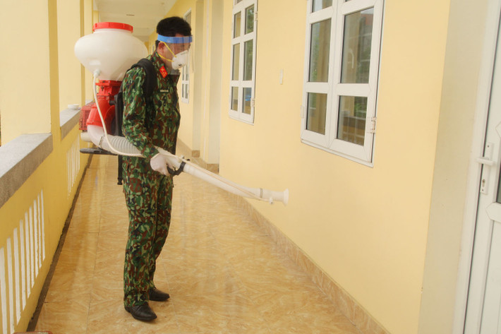 Trước khi ra về, các công dân được bộ phận quân y Bộ CHQS tỉnh Quảng Ninh kiểm tra sức khỏe, đồng thời hướng dẫn các biện pháp phòng ngừa theo quy định của Bộ Y tế.