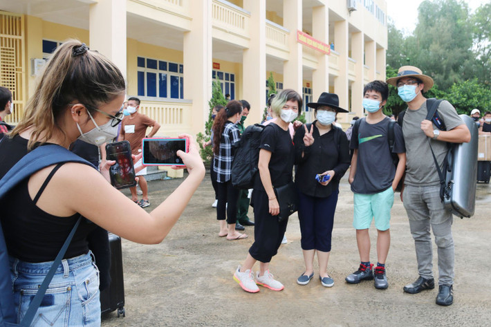 Các công phấn khởi khi đươc về với gia đình.