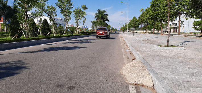 Dọc tuyến đường, cách khoảng 2-3m lại xuất hiện lối lên vỉa hè bằng xi măng, bê tông do người dân tự ý xây, tiềm ẩn nguy cơ tai nạn.