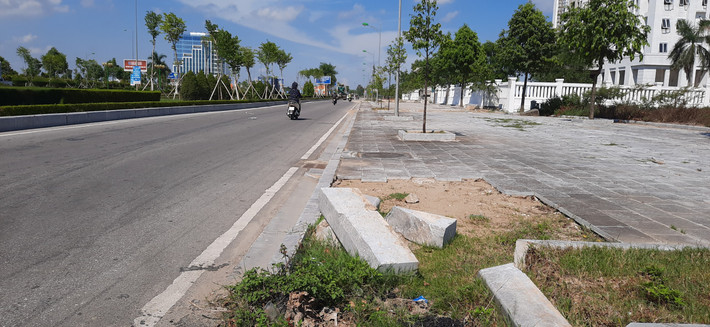Nhiều đoạn vỉa hè vỉa ba toa bị vứt ngổn ngang, mặt đá lát vỉa hè cũng chưa hoàn thiện, nhếch nhác, mất mỹ quan đô thị.