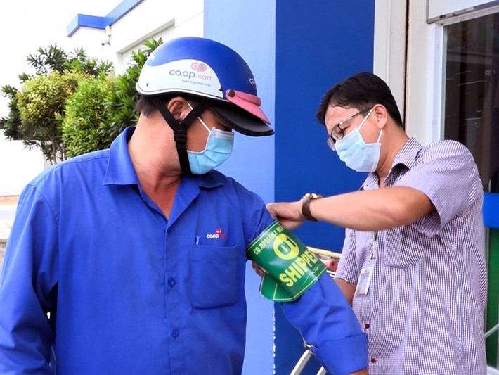 Hậu Giang: Ngày 1/8, Sở Công thương tỉnh Hậu Giang có công văn gửi các UBND huyện, thị xã, TP triển khai một số quy định về phòng chống dịch COVID-19, thiết lập vùng xanh an toàn với phương châm "rõ - nghiêm - chắc - nhanh". Các shipper ở Hậu Giang được nhận diện bằng bảng đeo tay, mẫu thống nhất trên toàn tỉnh.