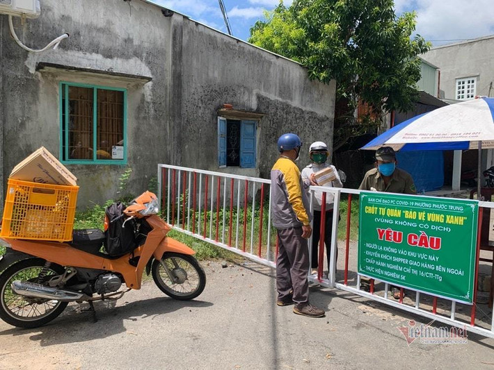 Bà Rịa - Vũng Tàu: Sáng 29/7, các huyện, thị, thành phố trên địa bàn tỉnh Bà Rịa - Vũng Tàu đã đồng loạt triển khai lập chốt tự quản bảo vệ "vùng xanh”. (Ảnh: Vietnamnet)