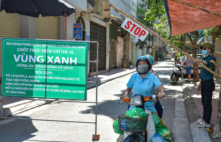 Hà Nội: Ngày 2/8, phường Mai Động (Hoàng Mai, Hà Nội) đã thiết lập khoảng 40 chốt bảo vệ "vùng xanh" tại các khu dân cư trên địa bàn để phòng dịch COVID-19.