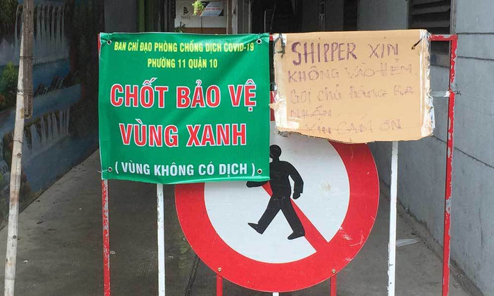 Các "vùng xanh" được triển khai với sự túc trực canh gác của tình nguyện viên nhằm hạn chế người lạ ra vào, các shipper phải giao hàng từ bên ngoài qua một quy trình nghiêm ngặt, ngay cả việc thanh toán tiền mặt cũng được khử khuẩn kỹ lưỡng.