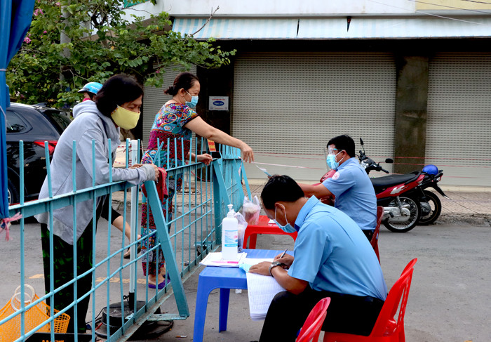Thành phố Hồng Ngự và huyện Hồng Ngự là 02 địa phương chưa có ca mắc COVID-19 trong cộng đồng và được xem là “vùng xanh” của tỉnh Đồng Tháp. Người dân được phát phiếu đi chợ ở các khung giờ khác nhau để tránh tập trung đông cùng thời điểm.