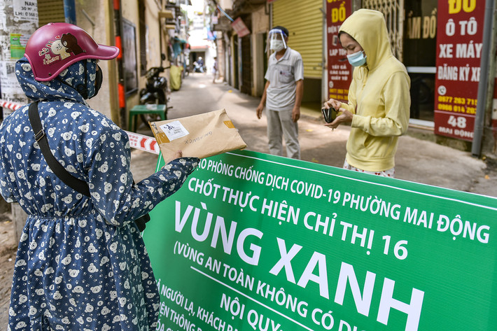 Tất cả người lạ ra vào đều phải khai báo y tế, thực hiện nghiêm nguyên tắc 5K, người vận chuyển hàng hóa đến chỉ được giao tại bàn chốt trực, không đưa trực tiếp vào nhà dân. (Ảnh: baotintuc.vn)
