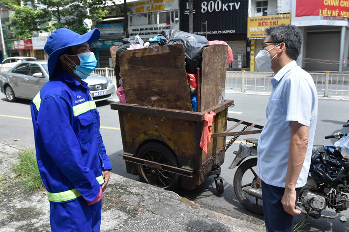 Anh Phạm Văn Điệp (ở phường Chánh Hưng, Quận 8) nhân viên của một hợp tác xã vệ sinh môi trường cho biết ca thu gom rác của anh bắt đầu vào lúc 6h sáng và kết thúc vào 1h chiều. Anh Điệp đã được tiêm 1 mũi vaccine, xét nghiệm nhanh 1 tuần 1 lần.