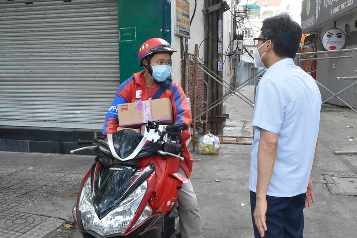 Shipper Nguyễn Ngọc Mai (Phường 11, Quận 5) cho hay chỉ đi giao hàng trong phạm vi Quận 5, đã được tiêm 1 mũi vaccine, xét nghiệm nhanh 3 ngày 1 lần tại trạm y tế phường.