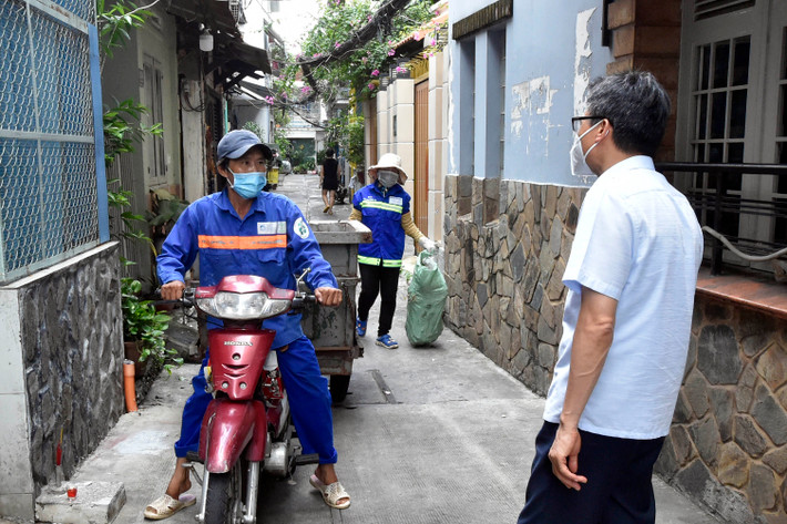 Hai nhân viên thu gom rác này cho biết đã được tiêm 1 mũi vaccine và mong muốn sớm được tiêm mũi thứ 2 để yên tâm khi đi làm.